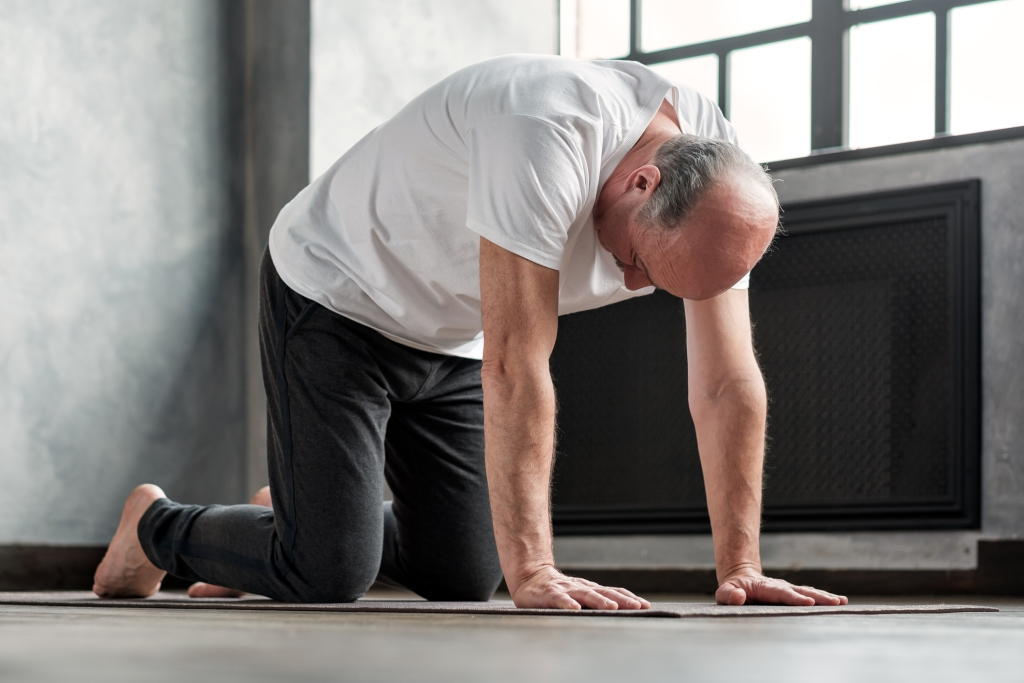 Senior übt Yoga Asana Senior übt Yoga Asana