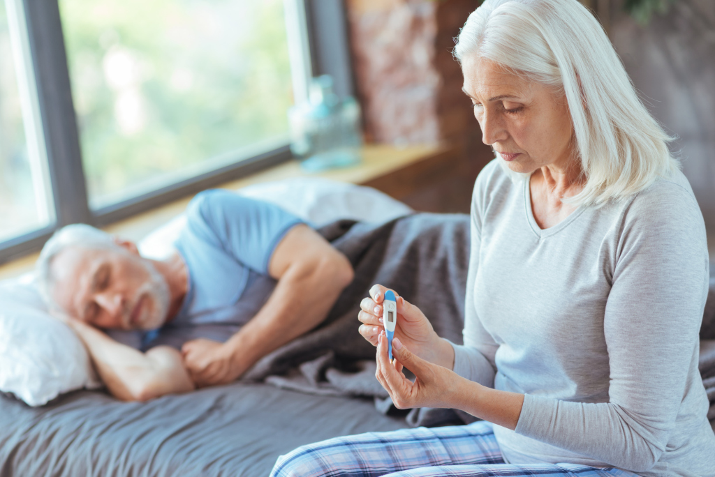Kranker Senior im Bett Kranker Senior im Bett