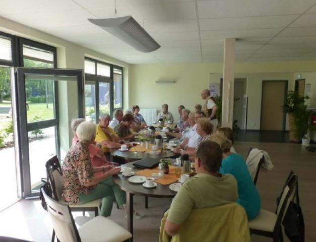 Kaffee und Kuchen genießen Kaffee und Kuchen genießen