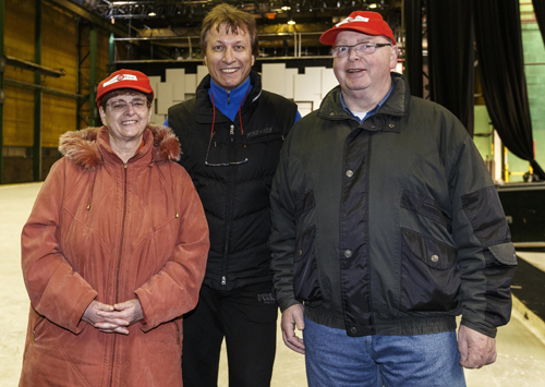 Eisstar Norbert Schramm mit Herby83 und Loewe08, © Stage Entertainment