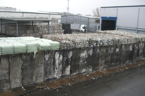 Teile der Berliner Mauer werden als Stützen für die Ballen verwendet. Teile der Berliner Mauer werden als Stützen für die Ballen verwendet.