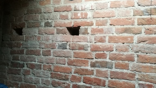Löcher in der Mauer für Gerüstbalken Löcher in der Mauer für Gerüstbalken