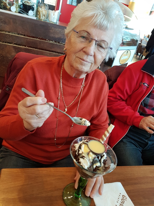 briti und ihr Eisbecher briti und ihr Eisbecher