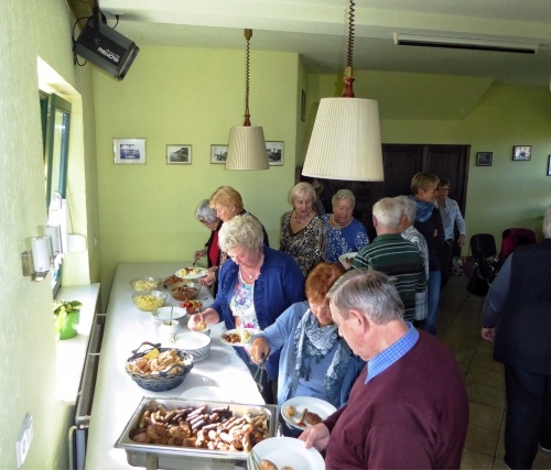 Anstehen am Buffet Anstehen am Buffet