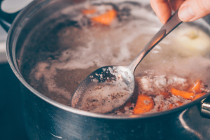 Nahaufnahme einer kochende Suppe Nahaufnahme einer kochende Suppe