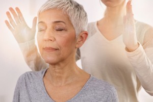 Frau Reiki-Behandlung am Kopf Frau Reiki-Behandlung am Kopf