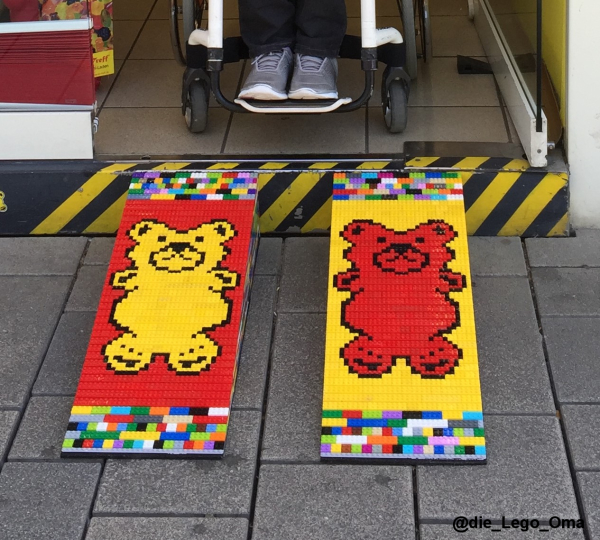 Lego-Rollstuhlrampen vor einem Geschäft Lego-Rollstuhlrampen vor einem Geschäft