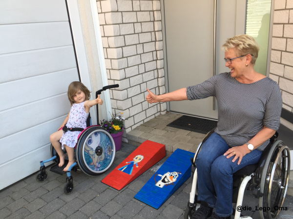 Lego-Oma Rita Ebel und ein kleines Mädchen vor den Rollstuhlrampen Lego-Oma Rita Ebel und ein kleines Mädchen vor den Rollstuhlrampen