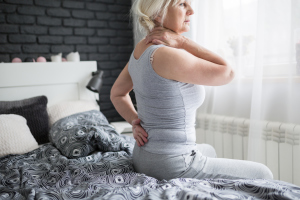 Frau mit Rückenschmerzen Frau mit Rückenschmerzen