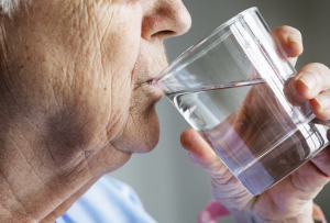 Mann der Wasser trinkt Mann der Wasser trinkt