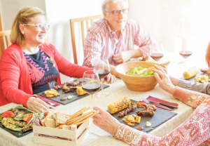 Freunde beim Essen an einem Tisch Freunde beim Essen an einem Tisch