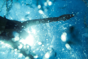 Frau schwimmt unter Wasser Frau schwimmt unter Wasser