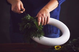 Tannenzweige auf einem Adventskranzrohling befestigen Tannenzweige auf einem Adventskranzrohling befestigen