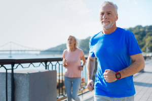 älteres Paar beim Joggen älteres Paar beim Joggen