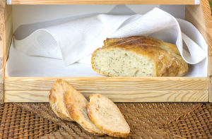 Brot im geöffneten Brotkasten Brot im geöffneten Brotkasten