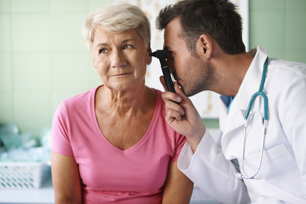 Seniorin beim HNO-Arzt Seniorin beim HNO-Arzt