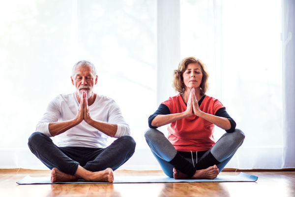 Seniorenpaar macht Yoga Seniorenpaar macht Yoga