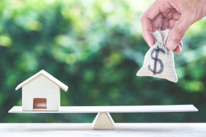 Waage mit Haus und Geld Waage mit Haus und Geld