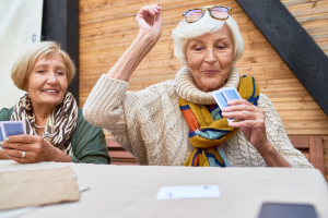 ältere Frauen beim Kartenspiel ältere Frauen beim Kartenspiel