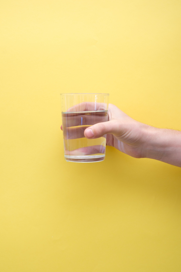 Hand mit einem Wasserglas Hand mit einem Wasserglas