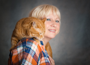 Frau mit roter Katze auf den Schultern Frau mit roter Katze auf den Schultern