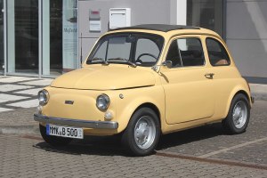 Bild eines hellgelben Fiat Nuova 500 Bild eines hellgelben Fiat Nuova 500