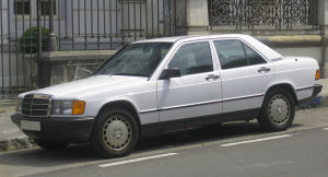 Weißer am Straßenrand geparkter 1996 Mercedes-Benz 190 E (W201) Weißer am Straßenrand geparkter 1996 Mercedes-Benz 190 E (W201)