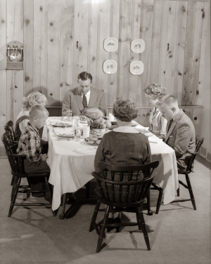 Schwarz-Weiß-Foto einer Familie in den 50er Jahren beim Tischgebet Schwarz-Weiß-Foto einer Familie in den 50er Jahren beim Tischgebet