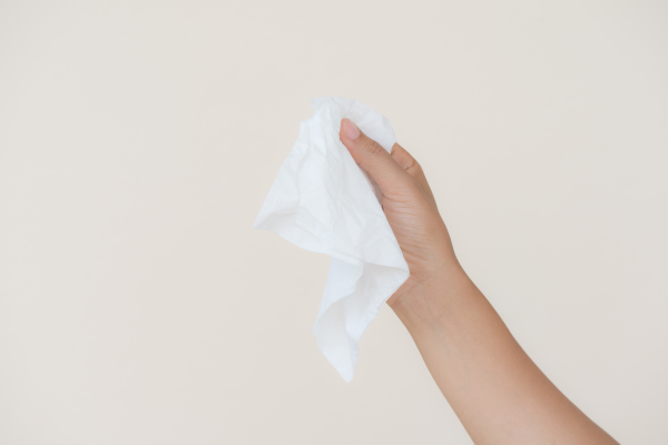 Eine Hand, die ein weiches Tuch hält Eine Hand, die ein weiches Tuch hält