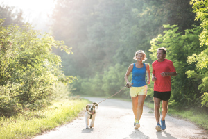 joggendes Paar mit Hund joggendes Paar mit Hund