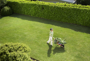 Frau mit Schubkarre im Garten Frau mit Schubkarre im Garten