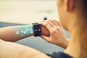 Frau mit Fitnessarmband Frau mit Fitnessarmband