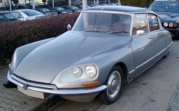 Ein silberfarbener Citroen DS Ein silberfarbener Citroen DS