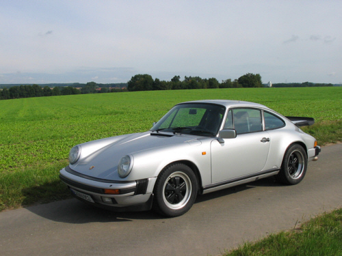 Silberfarbener Porsche 911 Carrera Silberfarbener Porsche 911 Carrera