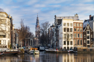 Kanal mit Boot in Amsterdam Kanal mit Boot in Amsterdam