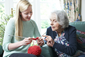 Seniorin und Enkelin beim Stricken Seniorin und Enkelin beim Stricken
