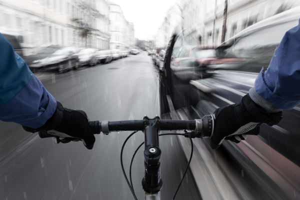 Mensch auf Fahrrad auf Straße Mensch auf Fahrrad auf Straße