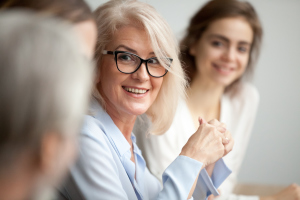 Zwei Frauen im Gespräch Zwei Frauen im Gespräch