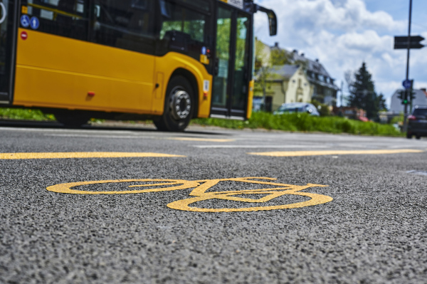 Bild eines Fahrradweges mit einem Bus im Hintergrund Bild eines Fahrradweges mit einem Bus im Hintergrund