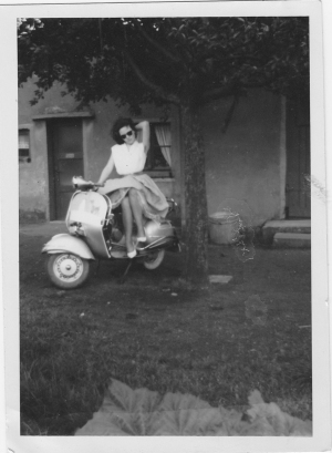 junge Frau auf einer Vespa junge Frau auf einer Vespa
