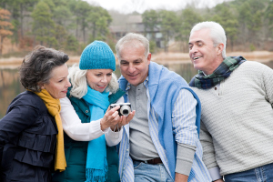 Gruppe Personen um einen Fotoapparat Gruppe Personen um einen Fotoapparat