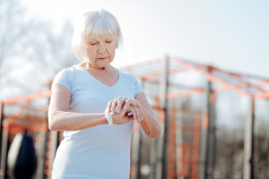 Frau mit Fitnessuhr Frau mit Fitnessuhr