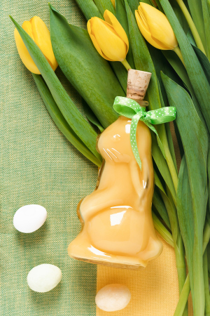 Flasche Eierlikör, Tulpen, Eier auf einem Tisch Flasche Eierlikör, Tulpen, Eier auf einem Tisch