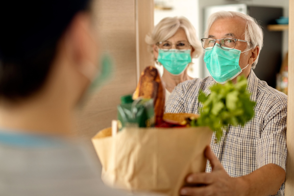 Lieferung einer Lebensmitteltüte an Seniorin Lieferung einer Lebensmitteltüte an Seniorin