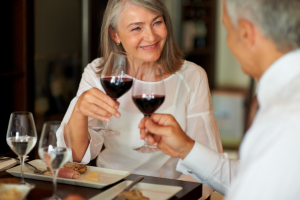 mann und Frau trinken Wein zusammen mann und Frau trinken Wein zusammen