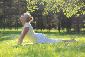 Frau macht Übungen auf einer Yogamatte Frau macht Übungen auf einer Yogamatte