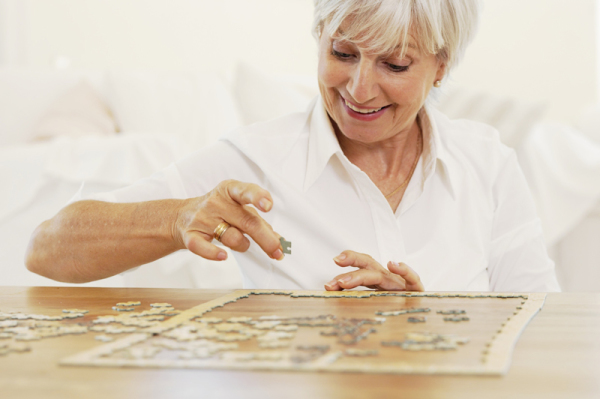 Frau spielt Puzzle Frau spielt Puzzle