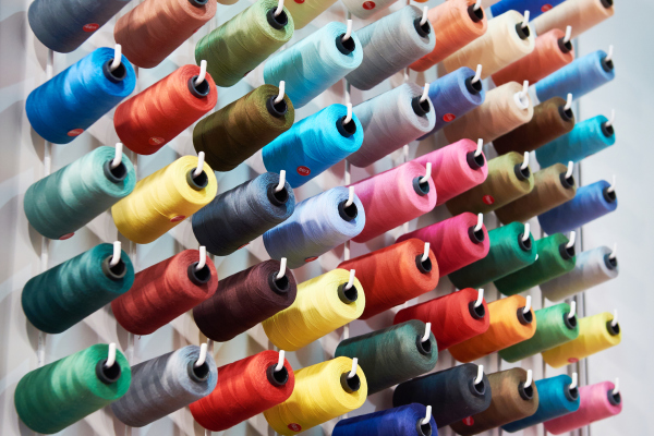 Verschiedene Nähgarne in bunten Farben Verschiedene Nähgarne in bunten Farben