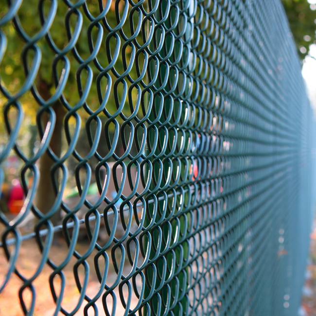 Reti metalliche per recinzione a maglia sciolta ed elettrosaldata, versioni zincata e plastificata con opzione di taglio al metro.