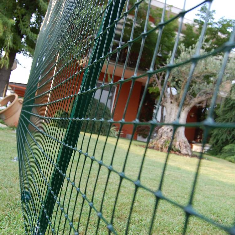 GRILLAGE EN PLASTIQUE ET FILETS EN POLYÉTHYLÈNE